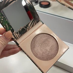 Dose of Colors X iluvsarahii Highlighter